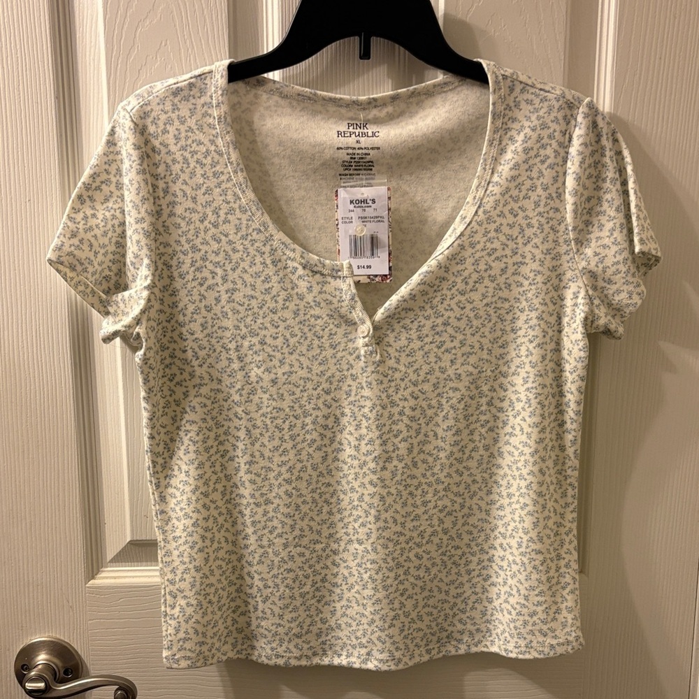 PINK REPUBLIC    Floral Short Sleeve Top